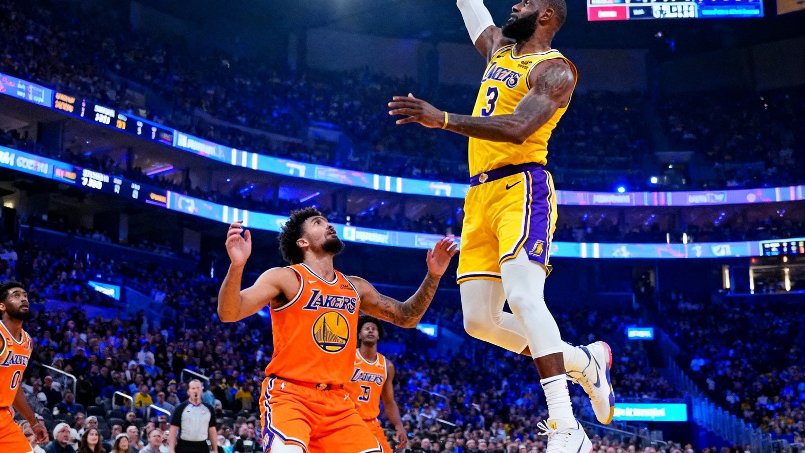 NBA常规赛湖人对阵勇士比赛集锦视频缩略图，展示快攻扣篮精彩瞬间